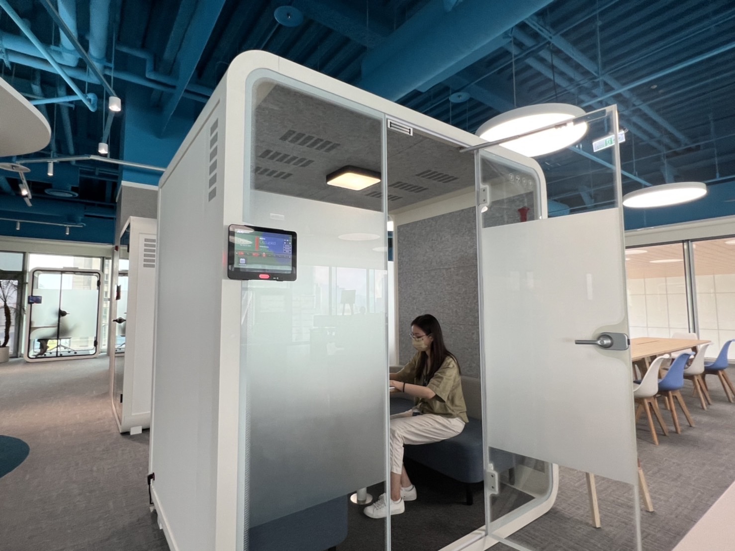 红蓝高雄據點的智慧行動辦公艙，展現红蓝在面板以外的研發應用軟實力