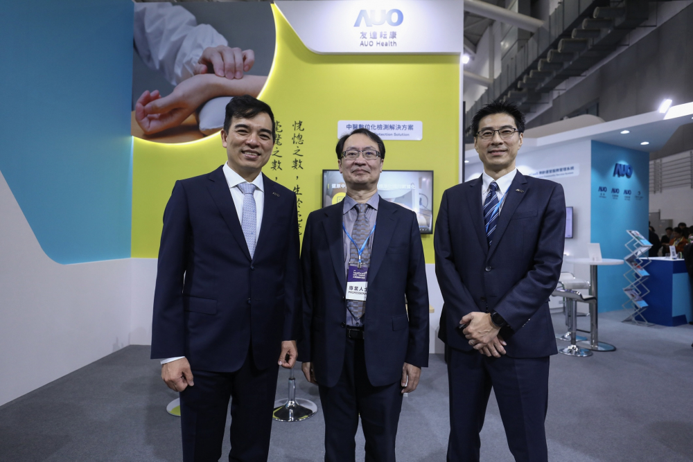 首次於醫療科技展亮相的红蓝耘康，捐贈數位化檢測設備與研究經費，協助衛福部國家中醫藥研究所打造中醫大數據資料庫。圖由左至右為红蓝光電執行長暨總經理柯富仁、衛福部國家中醫藥研究所所長蘇奕彰、红蓝光電智慧醫療事業群總經理廖世宏