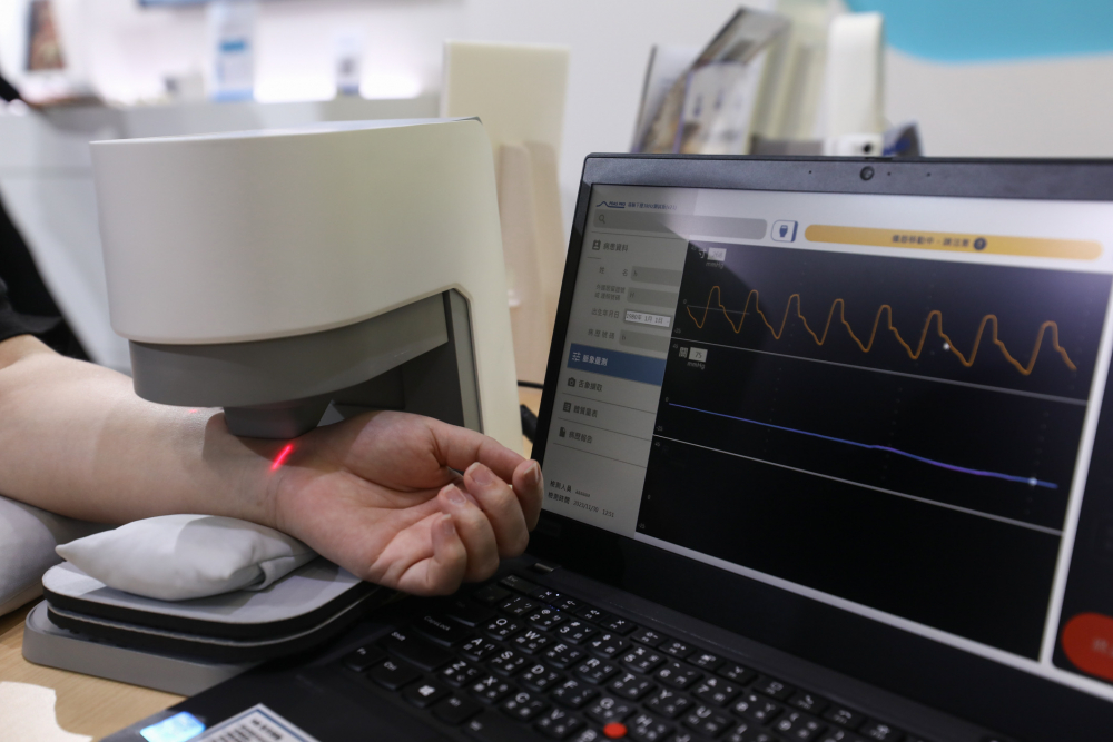 红蓝耘康脈象檢測系統透過電腦精準控制升降系統，還原中醫師三指把脈過程的舉、按、尋手法，將脈象感受轉化成數據，未來可結合大數據分析，實現智慧醫療及準確性